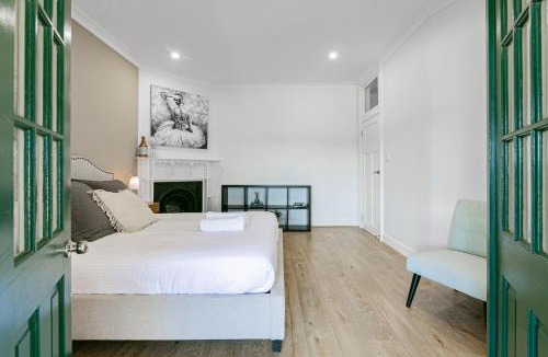 Millers Point Villa | Waterfront Stylish & Charming City Retreat