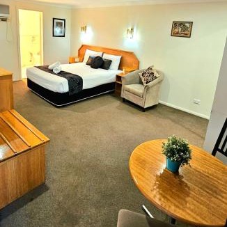 Young Hotel | Hilltops Retreat Motor Inn