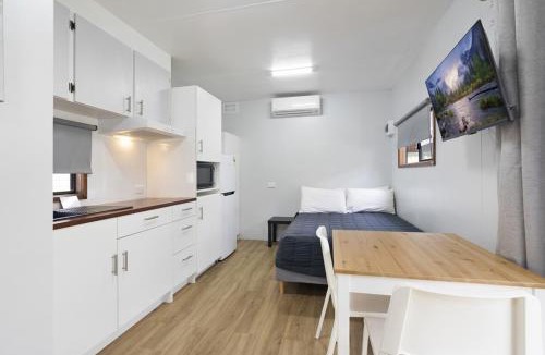 Carey Bay Hotel | Paradise Palms Caravan Park