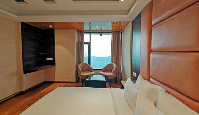 Alpine Holiday Inn, Kufri, Shimla