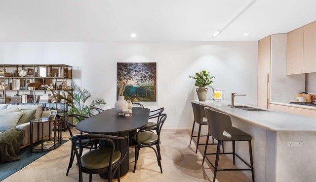 Stunning 3rd floor 2 bed apartment w/city views