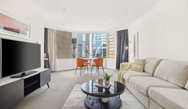 Breathtaking Harbour Bridge Views in Prime Locale!