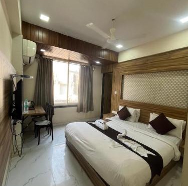HOTEL BANSURI 966o9o1oo6 just 75mtr from shreenathji temple I 2 min walking distance By SK