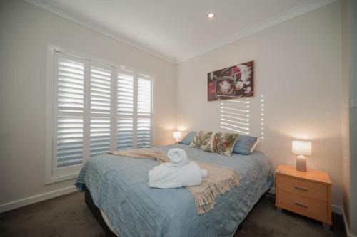Golf Course Retreat, 3BR Family Home with Stunning Views