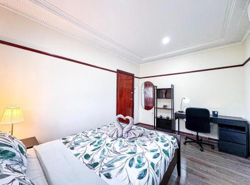 Spacious 5BR Family Home - 2 Free Parking - Walk to Train & Shops