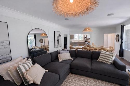 Wave & Willow Retreat- Sleeps 16 & 5 mins to beach