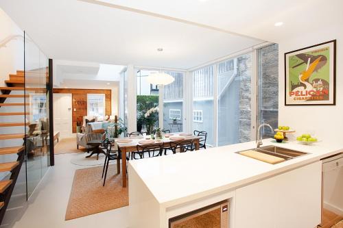 Spacious 3-Bed Family House with Courtyard