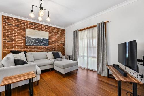 Highfields - Rural Entertainer with Valley Views